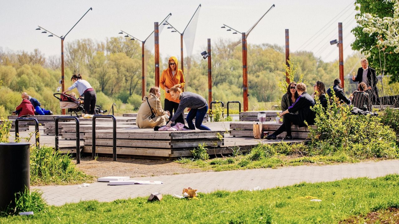 Spacerowicze na Bulwarach Wiślanych w Warszawie (fot. PAP/Albert Zawada) Spacerowicze na Bulwarach Wiślanych w Warszawie (fot. PAP/Albert Zawada)