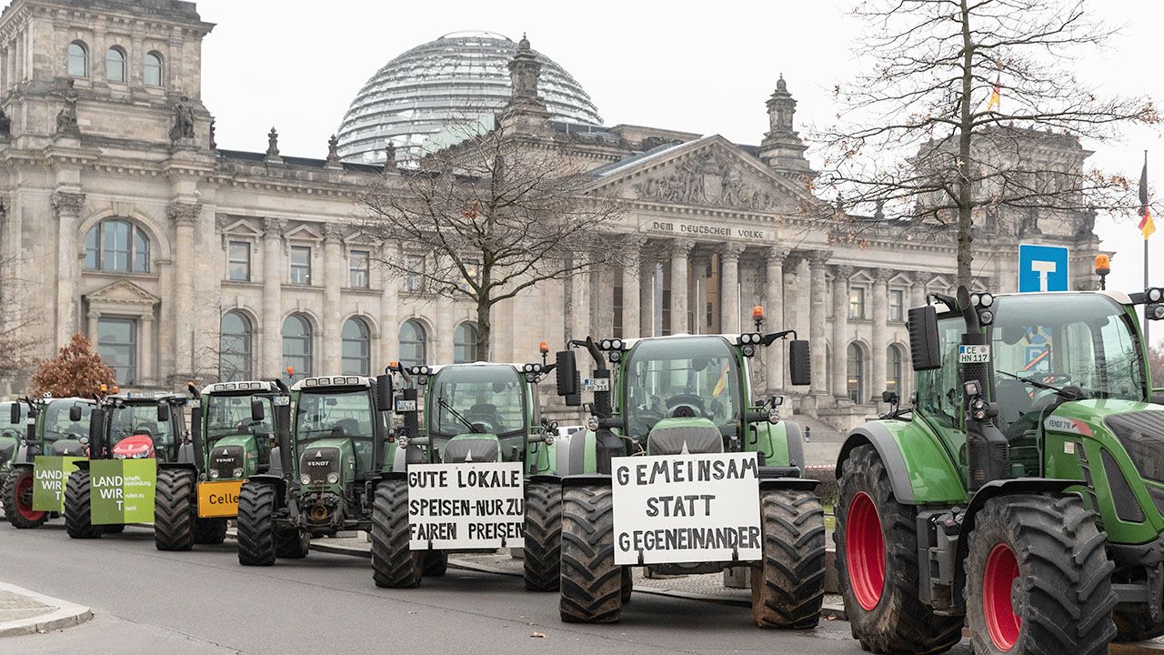 Ponad 5000 ciągników wjechało do Berlina, blokując ulice w centrum miasta (fot. PAP/EPA/HAYOUNG JEON) Ponad 5000 ciągników wjechało do Berlina, blokując ulice w centrum miasta (fot. PAP/EPA/HAYOUNG JEON)