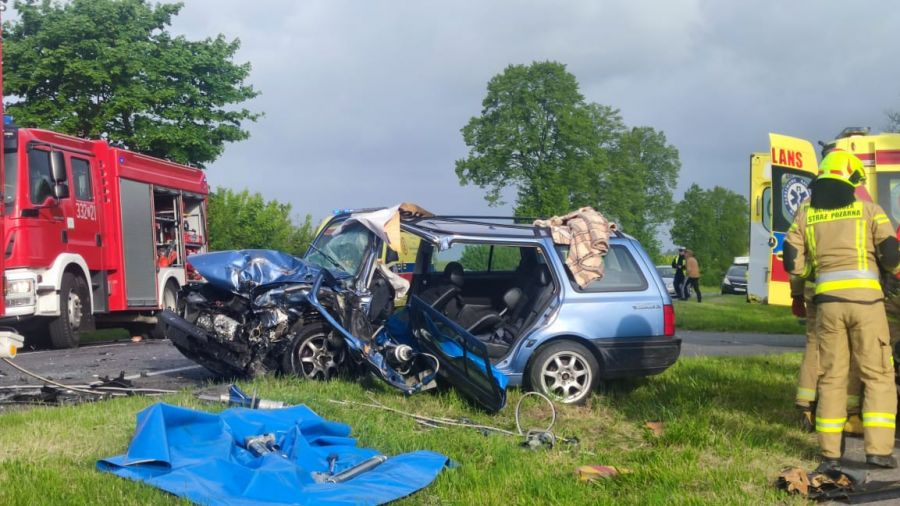 Cztery auta zderzyły się. Trzy osoby ranne, jedna zakleszczona (źródło: A.Wójcik)