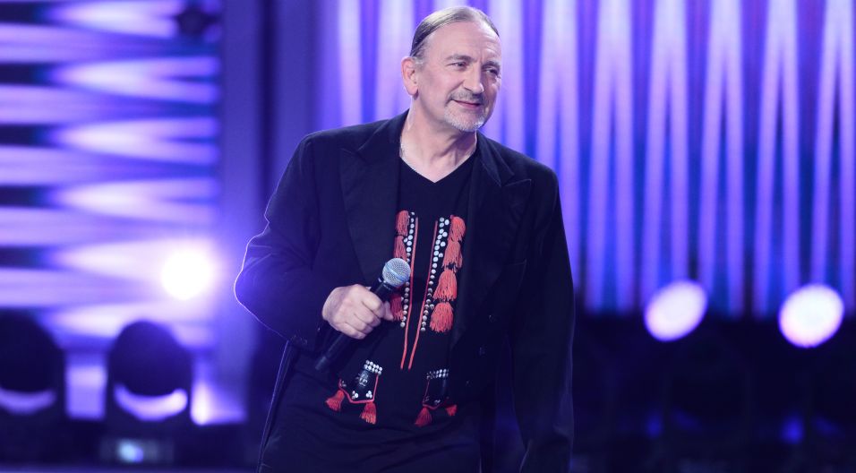 W nietypowym dla siebie repertuarze wystąpił Marek Piekarczyk. Rockman zmierzył się z piosenką Edyty Górniak „Jesteś kobietą”, jak mu poszło? (fot. J. Bogacz/TVP)