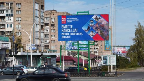 Автомобиль проезжает мимо баннера с надписью «Вместе навсегда! Россия, Новороссия, Донбасс» в третью годовщину присоединения четырех областей Украины к России. Луганск, «Луганская Народная Республика», Украина. 30 сентября 2022 года Фото: IMAGO / Maxim Zakharov / Imago Stock and People / East News