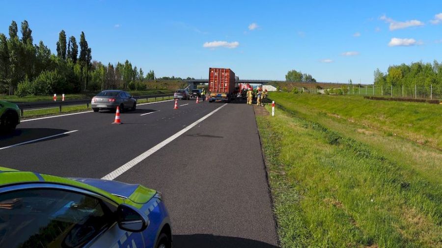 Policjanci ruchu drogowego z komendy w Świeciu pracowali na miejscu dwóch wypadków z udziałem samochodów ciężarowych (Fot. KPP Świecie)