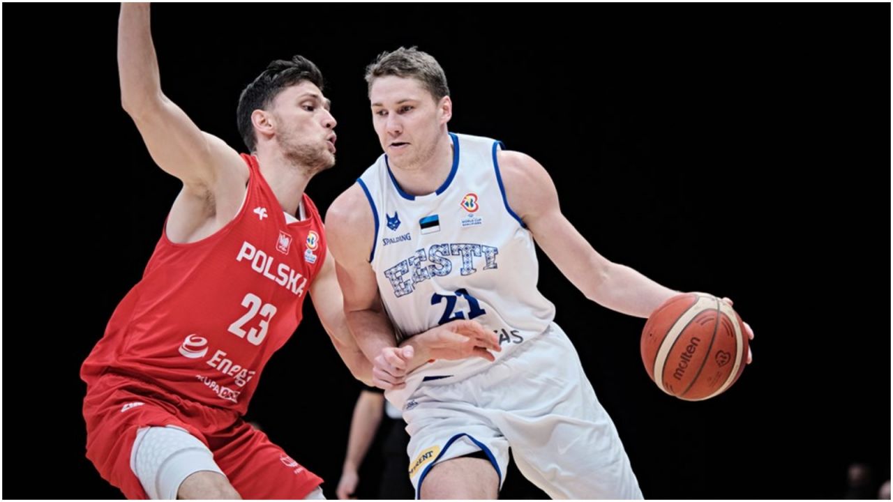 Michał Michalak nie może być zadowolony z postawy swojej i drużyny w meczu z Estonią (fot. FIBA).