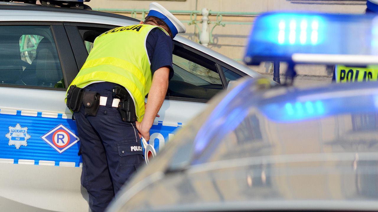 Policja zatrzymała pijanego 25-latka (fot. Shutterstock) Policja zatrzymała pijanego 25-latka (fot. Shutterstock)