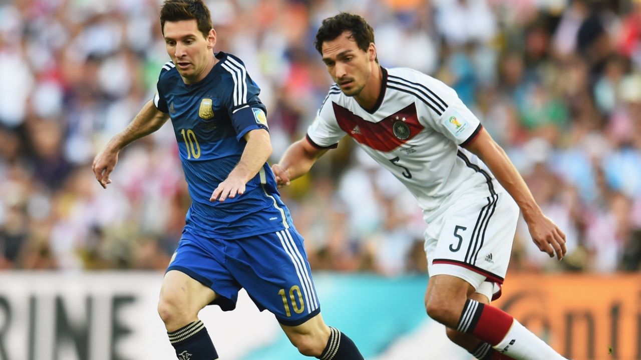 Leo Messi (L) i Mats Hummels (fot. Getty)