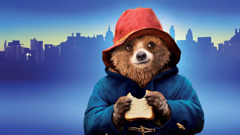 W filmach „Paddington” i „Paddington 2” tytułowy miś często pakuje się w tarapaty. Fot. Materiały prasowe TVP