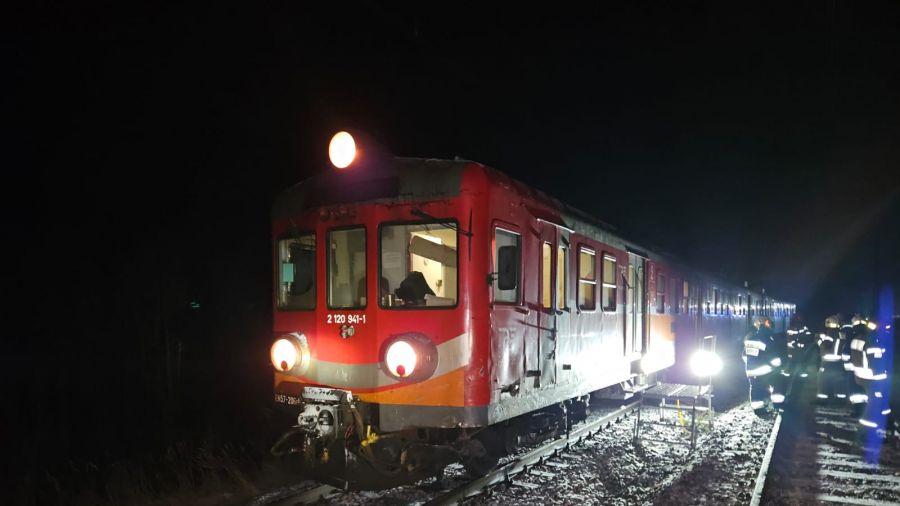 Wypadek na przejeździe kolejowym. Samochód wjechał pod pociąg - fot. PSP Jędrzejów