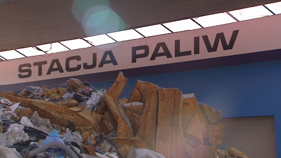 Dokładnie ponad 40 ton sprasowanych śmieci przywieziono z Neapolu. Fot. TVP3 Katowice