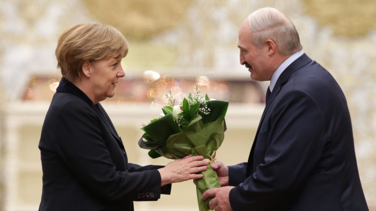 Angela Merkel i Aleksander Łukaszenka (fot. EPA/TATYANA ZENKOVICH, PAP) Angela Merkel i Aleksander Łukaszenka (fot. EPA/TATYANA ZENKOVICH, PAP)