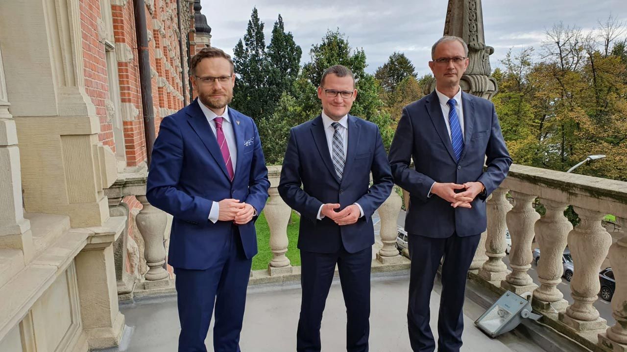 Tomasz Wójcik ze Szczecinka (po prawej) nowym wicewojewodą zachodniopomorskim (fot. Twitter/ Paweł Szefernaker) Tomasz Wójcik ze Szczecinka (po prawej) nowym wicewojewodą zachodniopomorskim (fot. Twitter/ Paweł Szefernaker)