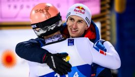 Daniel Tschofenig przyjmuje już gratulacje od Jana Hoerla (fot. Getty)