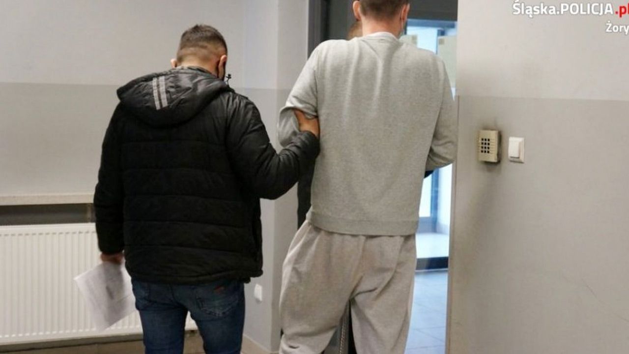 Mężczyzna był pijany i miał przy sobie dopalacze (fot. Policja) Mężczyzna był pijany i miał przy sobie dopalacze (fot. Policja)