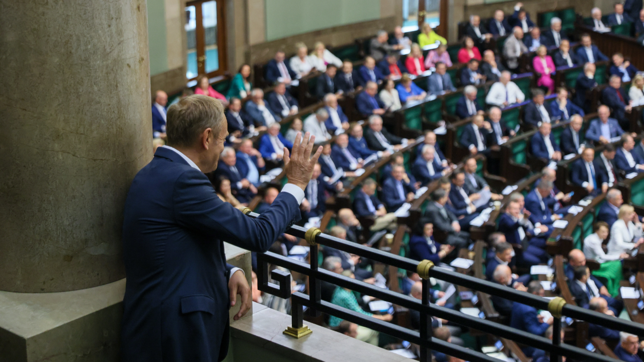 Przybycie Donalda Tuska na salę plenarną wzbudziło wśród posłów duże emocje (fot. PAP/ Leszek Szymański)