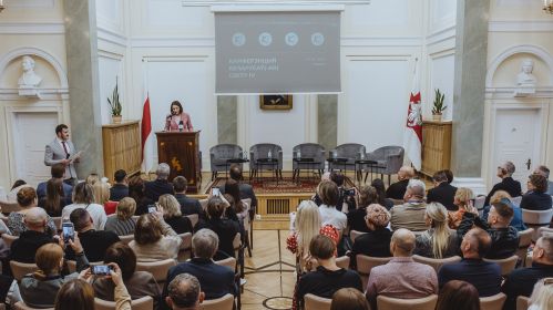 Лідарка дэмакратычных сілаў Святлана Ціханоўская прамаўляе на адкрыцці IV Канферэнцыі беларусаў і беларусак свету. Варшава, Польшча. 24 траўня 2025 года. Фота: Рауль Дзюк / Белсат  