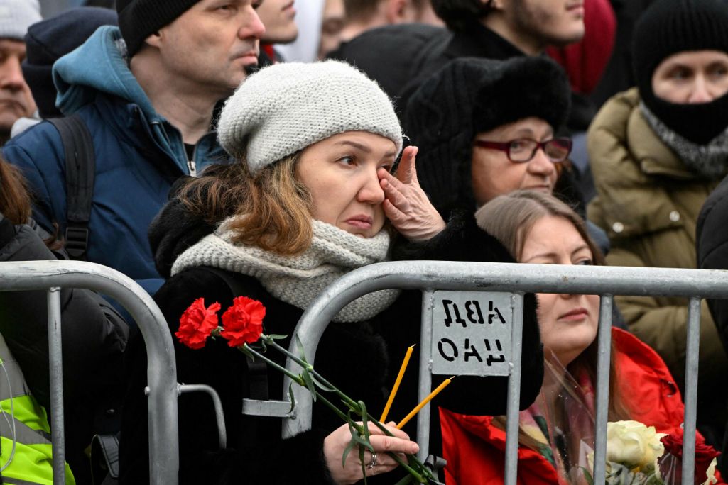 Жалобныя збіраюцца ля царквы, дзе адбудзецца адпяванне нябожчыка Аляксея Навальнага. Масква, Расея. 1 сакавіка 2024 года. (Фота: Alexander Nemenov / AFP / East News)