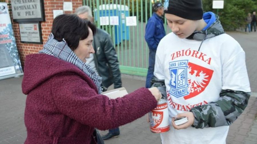 Kibice odnawiają mogiły powstańcze. Zebrali pokaźną sumę (fot. Kibice Lecha Poznań/Facebook)