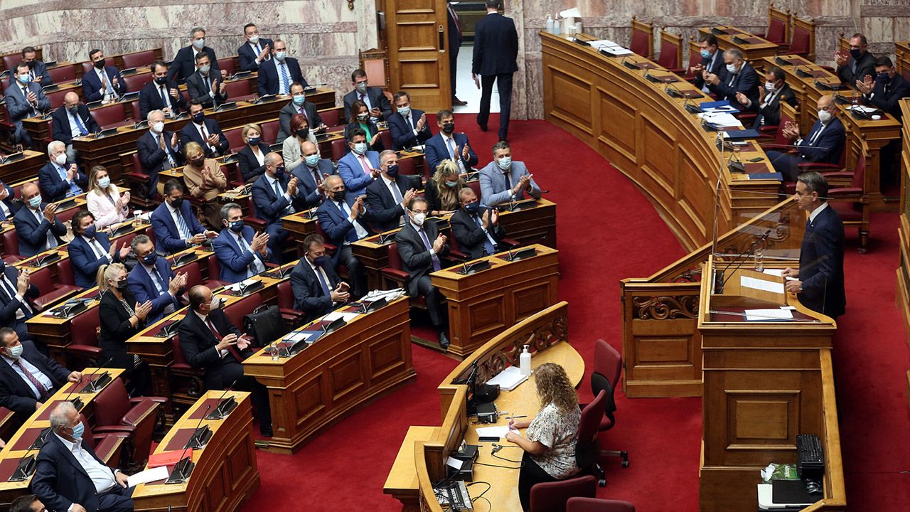 Micotakis powiedział w parlamencie, że pakt z Francją chroni Grecję w okresie „niepokojów na Morzu Śródziemnym” (fot. PAP/EPA/O.PANAGIOTOU)