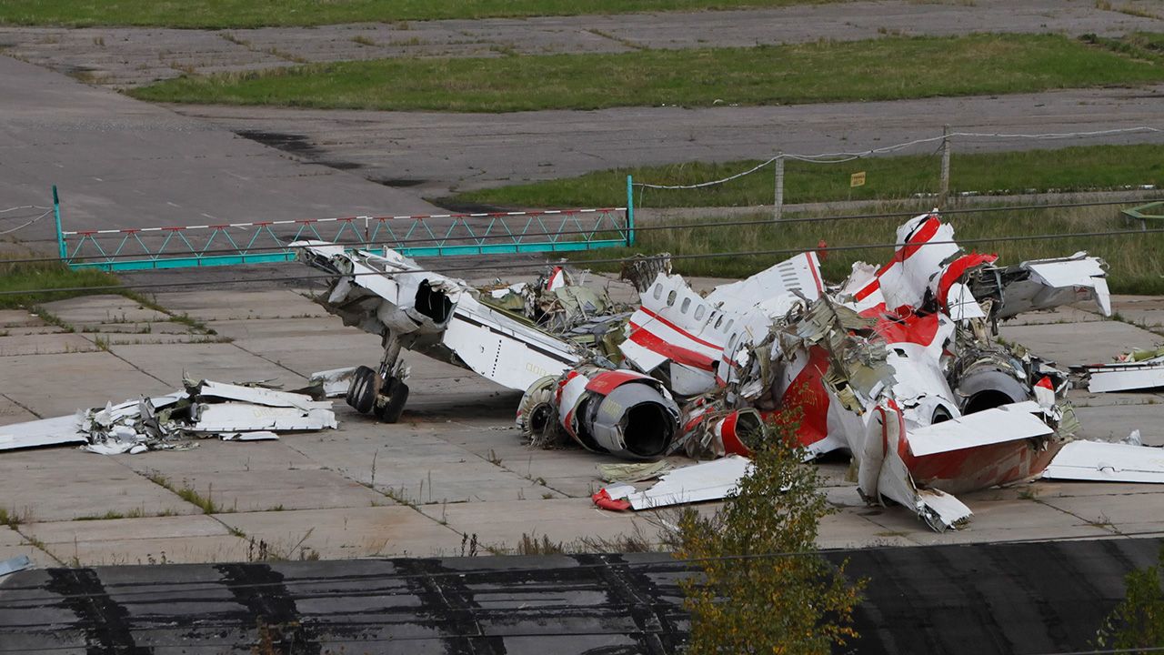 Szczątki polskiego samolotu Tu-154M na terenie wojskowego lotniska Siewiernyj w Smoleńsku, 2010 r. (fot. arch. PAP/YURI KOCHETKOV)