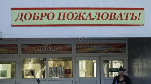 Таблица &laquo;Добро пожаловать!&raquo; на входе в школу. Минск, Беларусь. 1 сентября 2022 года. Снимок носит иллюстративный характер. Фото: Белсат