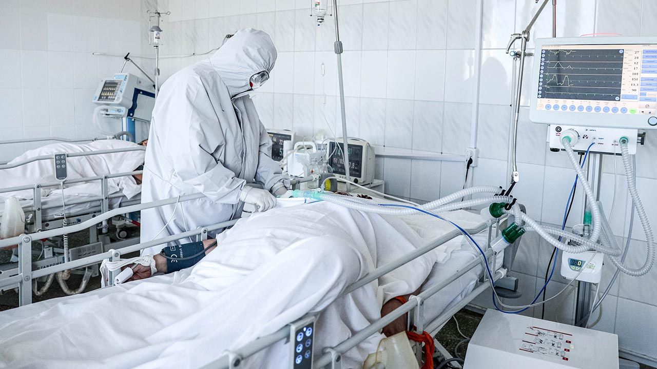 Tragiczna sytuacja epidemiczna w Rosji (fot. Erik Romanenko\TASS via Getty Images) Tragiczna sytuacja epidemiczna w Rosji (fot. Erik Romanenko\TASS via Getty Images)