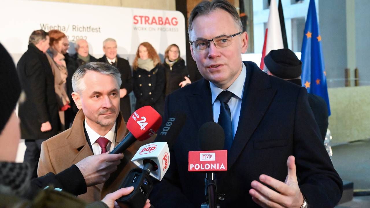 Wiceszef MSZ Arkadiusz Mularczyk i ambasador RP w Niemczech Dariusz Pawłoś (fot. PAP/Marcin Bielecki)