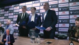 Marek Szkolnikowski, Mateusz Borek i Mariusz Grabowski podpisują umowę o współpracy (fot. TVP)