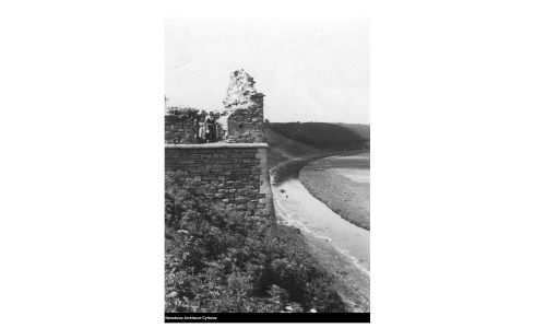 Fragment murów zamku (okres międzywojenny). Fot. NAC