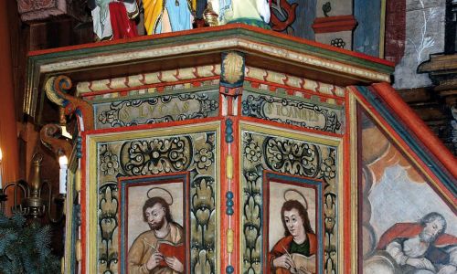 Niewielka ambona pochodzi z XVII wieku i są na niej przedstawieni czterej ewangeliści, na balustradzie zaś jest obraz przedstawiający Drabinę Jakubową. Fot. Paweł Kutaś