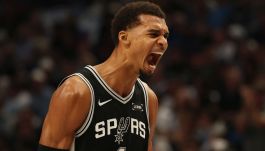 Koszykarze San Antonio Spurs pokonali Dallas Mavericks 125:92 w pierwszym spotkaniu nowego sezonu NBA. Victor Wembanyama zdobył w tym meczu 40 punktów (fot. Getty Images)