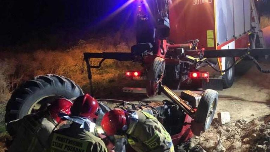 Śmierć pod ciągnikiem rolniczym. 42-latek zjeżdżał z nasypu drogi - fot. KM PSP w Kielcach