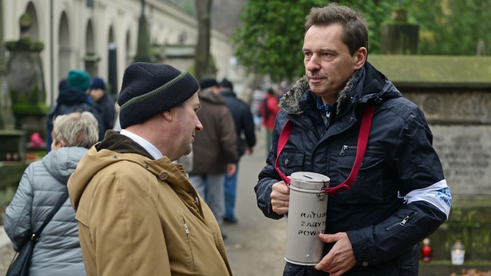 Polacy angażują się w kwesty na cmentarzach w całej Polsce ...