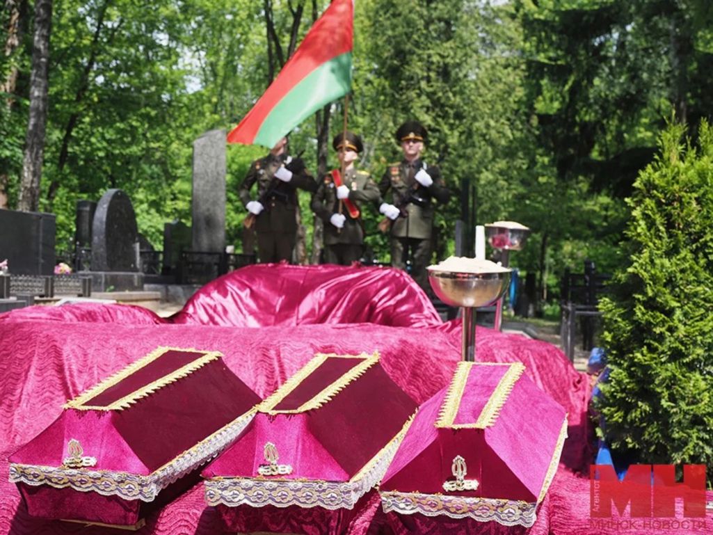 Перапахаванне парэшткаў 75 чалавек, знойдзеных непадалёк вуліцы Парніковай у Менску, Чыжоўскія могілкі, 17 чэрвеня 2025 года. Фота: Юрый Мазалеўскі / «Менск-Навіны»