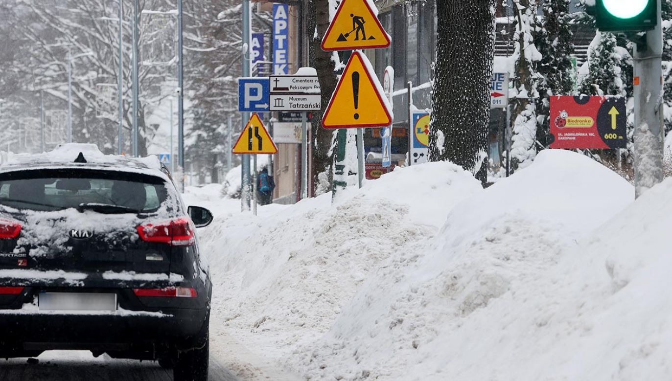Wywieziono już 19 tys. metrów sześciennych śniegu (fot. PAP/Grzegorz Momot)
