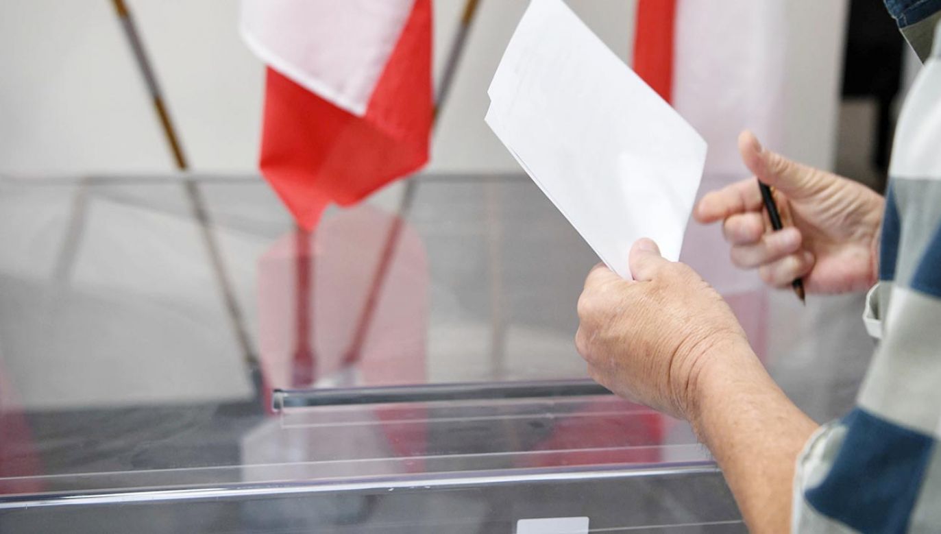 Opozycja z obawą przyjęła zwiększenie liczby lokali wyborczych (fot. PAP/Darek Delmanowicz)