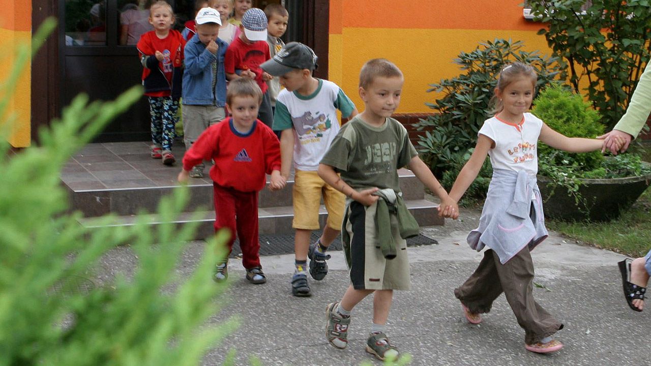 Dzieci ewakuowano (fot. arch.PAP/Jerzy Undro, zdjęcie ilustracyjne)