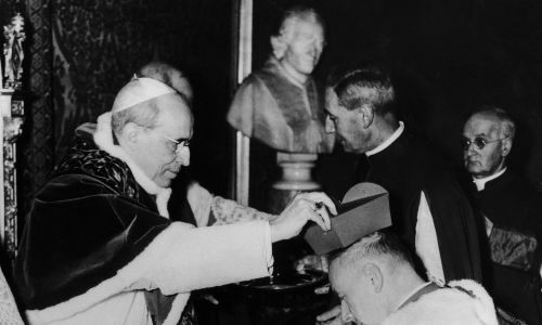 Stefan Wyszyński kardynalski kapelusz otrzymał od papieża Piusa XII. Fot. Keystone-France/Gamma-Keystone via Getty Images