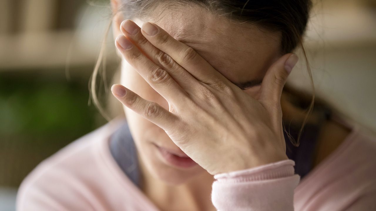 Badanie przeprowadzone na pacjentach cierpiących na migrenę (fot. Shutterstock/ fizkes) Badanie przeprowadzone na pacjentach cierpiących na migrenę (fot. Shutterstock/ fizkes)