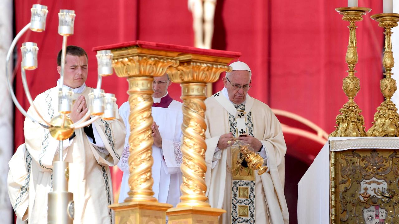 Papież Franciszek kanonizował dziś o. Stanisława Papczyńskiego (fot. PAP/EPA/MAURIZIO BRAMBATTI) Papież Franciszek kanonizował dziś o. Stanisława Papczyńskiego (fot. PAP/EPA/MAURIZIO BRAMBATTI)