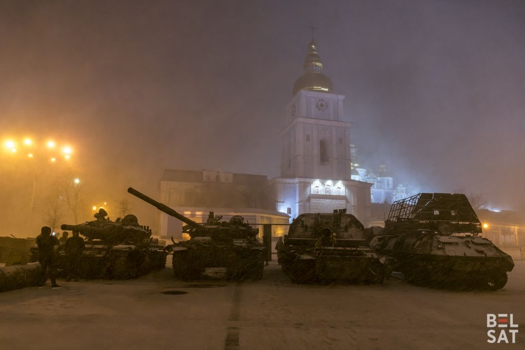 Знішчаная расейская вайсковая тэхніка выстаўленая на Міхайлаўскай плошчы ў Кіеве, Украіна. 12 сакавіка 2023 году. (Фота: Уладзіслаў Максіменка/ Белсат)