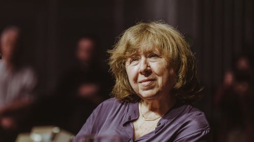 Пісьменніца Святлана Алексіевіч падчас сваёй сустрэчы з чытачамі ў Новым тэатры. Варшава, Польшча. 16 чэрвеня 2025 года. Фота: Рауль Дзюк / Белсат
