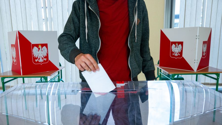 Początek głosowania II tury wyborów na prezydenta RP przebiegł bez incydentów / fot. Krzysztof Cesarz, PAP