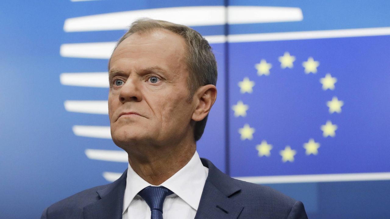 Donald Tusk sugeruje powrót do Polski (fot. EPA/OLIVIER HOSLET, PAP/EPA) Donald Tusk sugeruje powrót do Polski (fot. EPA/OLIVIER HOSLET, PAP/EPA)