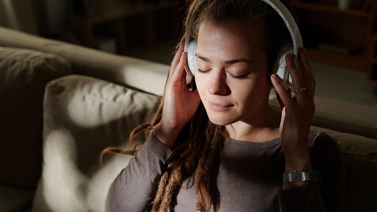 Dzięki słuchaniu głośnej muzyki ludzie zwalczają poczucie samotności (fot. Shutterstock/Pressmaster)