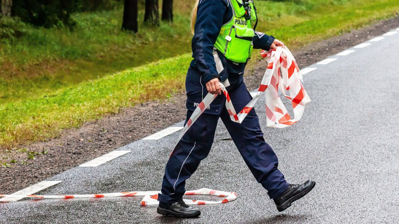 Funkcjonariusze ustalają okoliczności wypadku (fot. PAP/M.Onufryjuk, zdjecie ilustracyjne) Funkcjonariusze ustalają okoliczności wypadku (fot. PAP/M.Onufryjuk, zdjecie ilustracyjne)