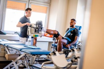 Kenneth Zohore podczas testów medycznych w Śląsku Wrocław