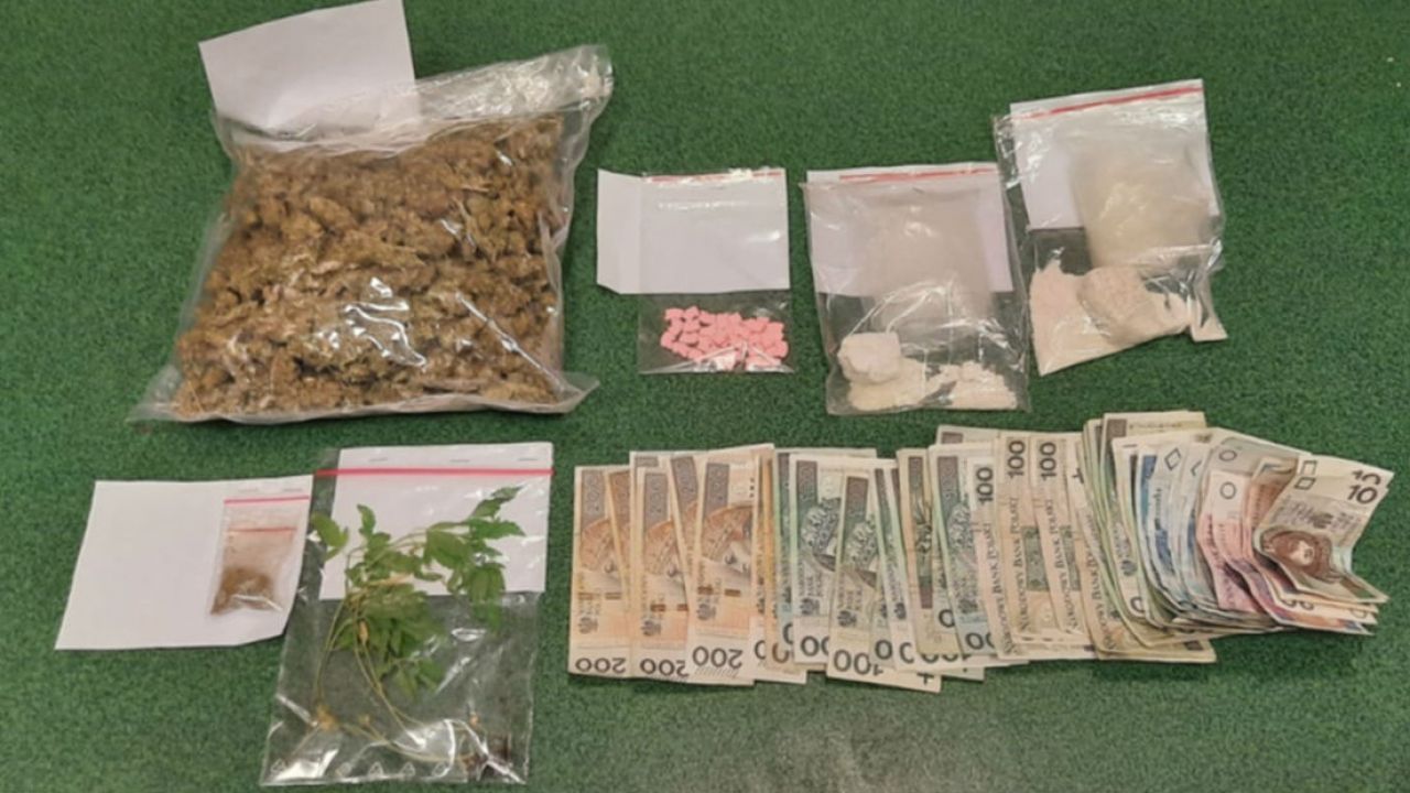 Narkotyki i gotówka zabezpieczone w Konstancinie (fot. policja.waw.pl) Narkotyki i gotówka zabezpieczone w Konstancinie (fot. policja.waw.pl)