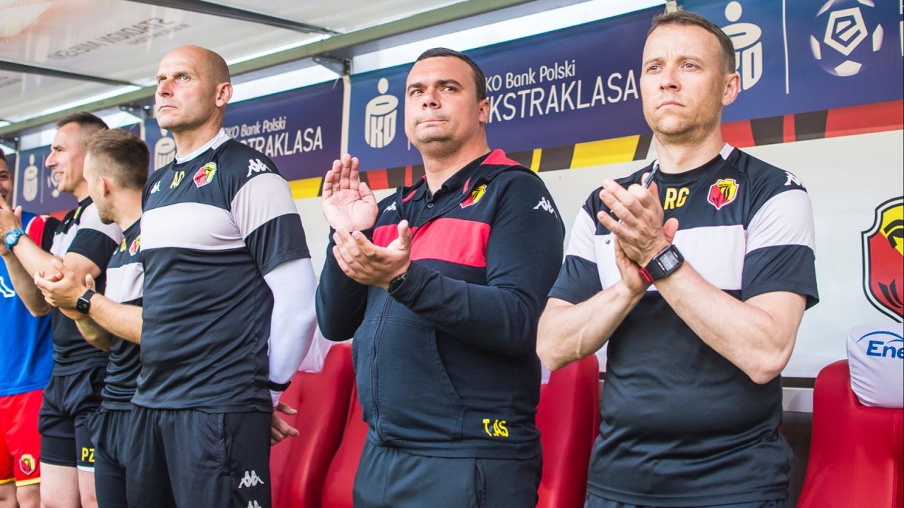Trener Adrian Siemieniec (na środku) wraz ze sztabem szkoleniowym Jagiellonii Białystok (fot. 400mm)
