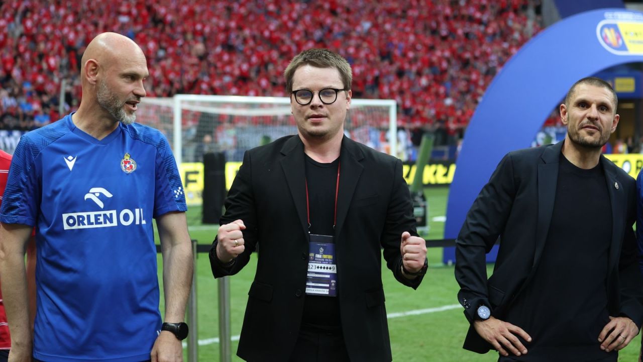 Jarosław Królewski z medalem za zdobycie Fortuna Pucharu Polski (fot. PAP).