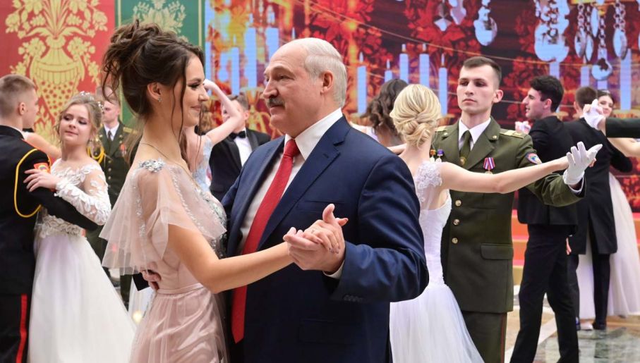 Alaksandr Łukaszenka kurczowo trzyma się władzy (fot. PAP/EPA/MAXIM GUCHEK/ POOL)
