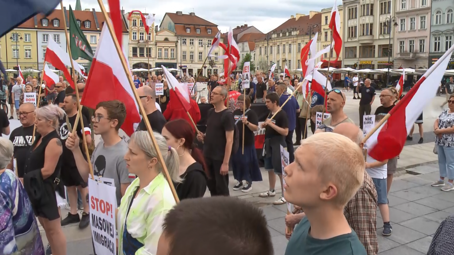 Przemarsz pod hasłem "dla bezpieczeństwa" był manifestacją przeciwko wpuszczaniu nielegalnych imigrantów do Polski i tworzeniu centrum integracji cudzoziemców. 